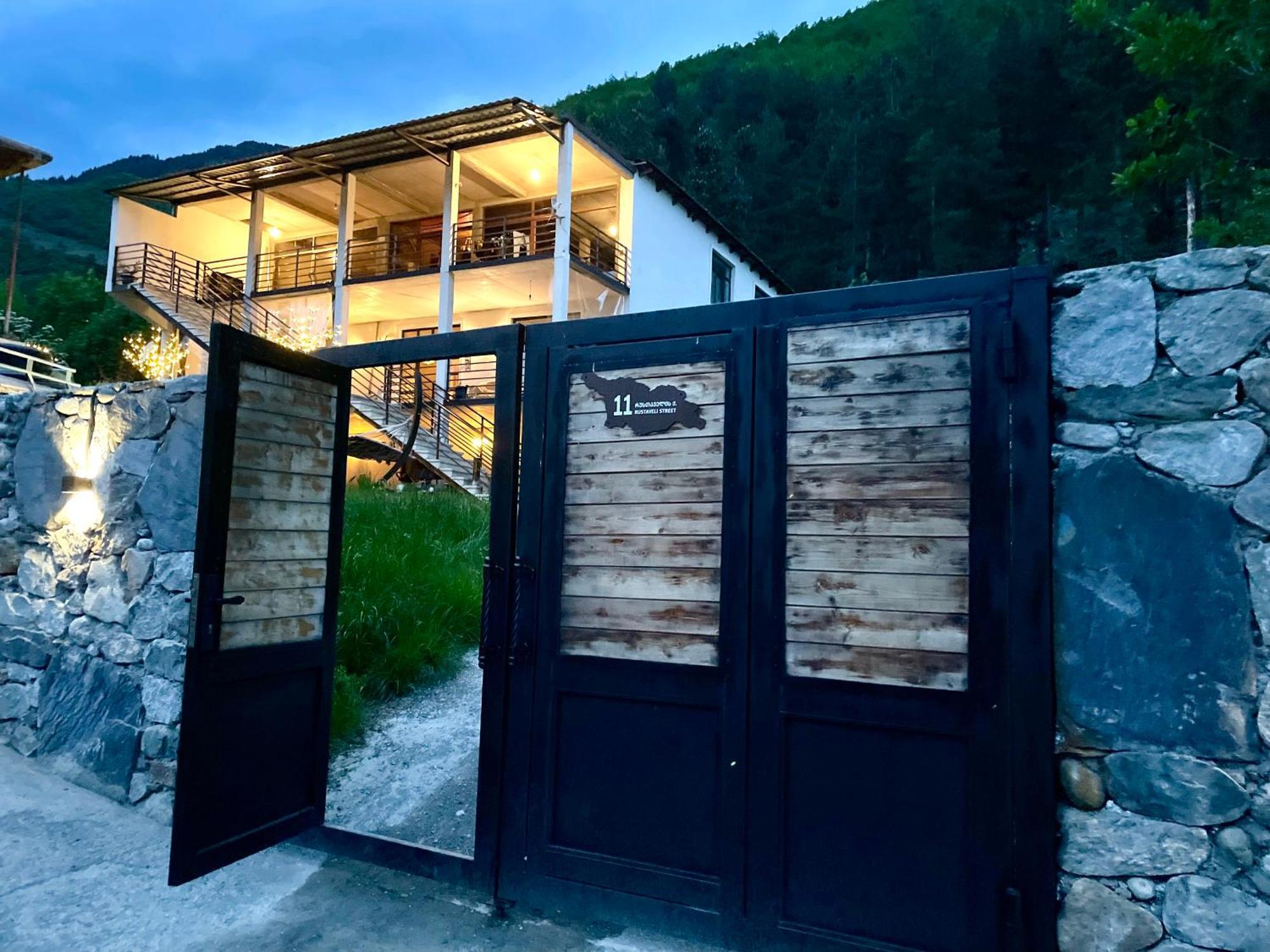 Niniko Shampriani Guest House Mestia Zewnętrze zdjęcie
