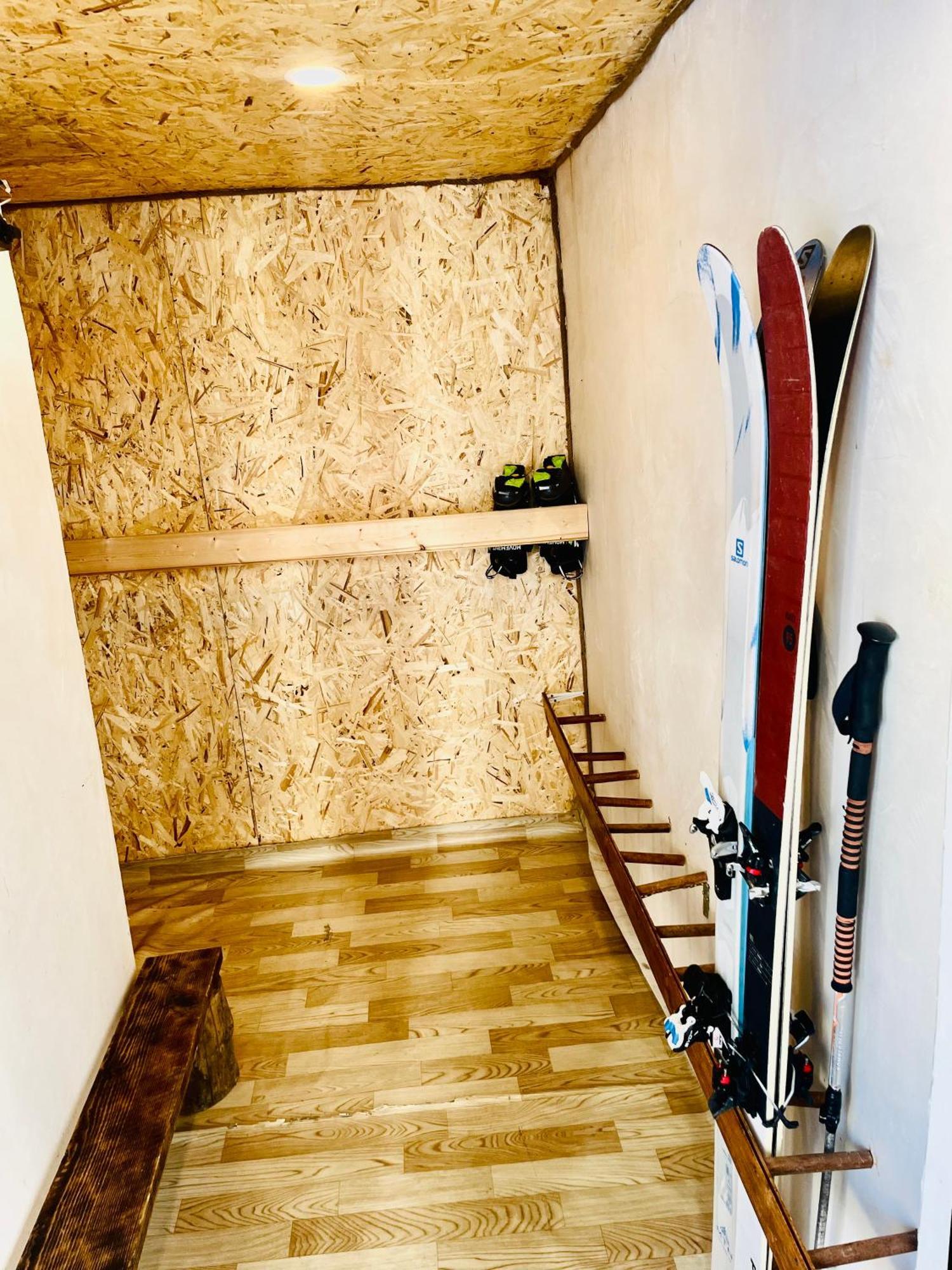 Niniko Shampriani Guest House Mestia Zewnętrze zdjęcie